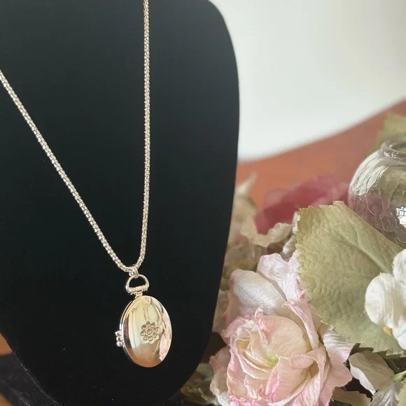 Avon 2017 Silver Oval Photo Locket Rhinestone Flower NIB Rope Chain Keepsake - Picture 4 of 11